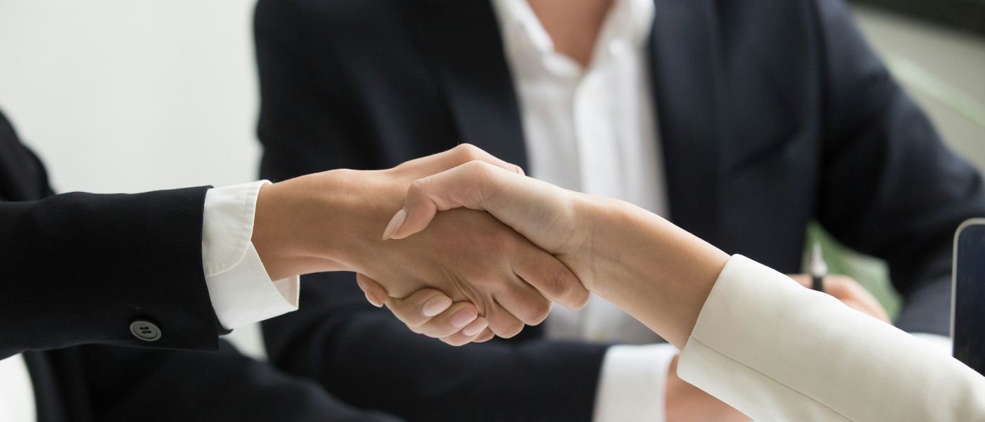 Vertriebsmitarbeiter verhandelt Angebot mit KI-Unterstützung