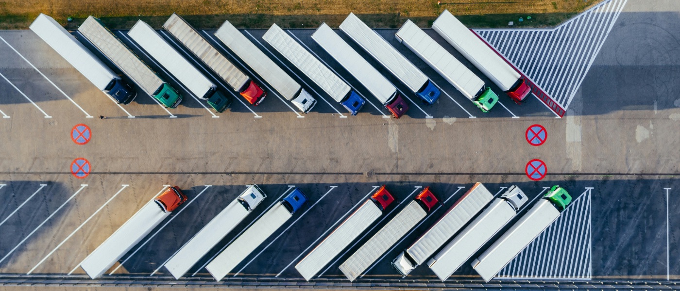 Einkaufsteam koordiniert Lieferantenprozesse digital