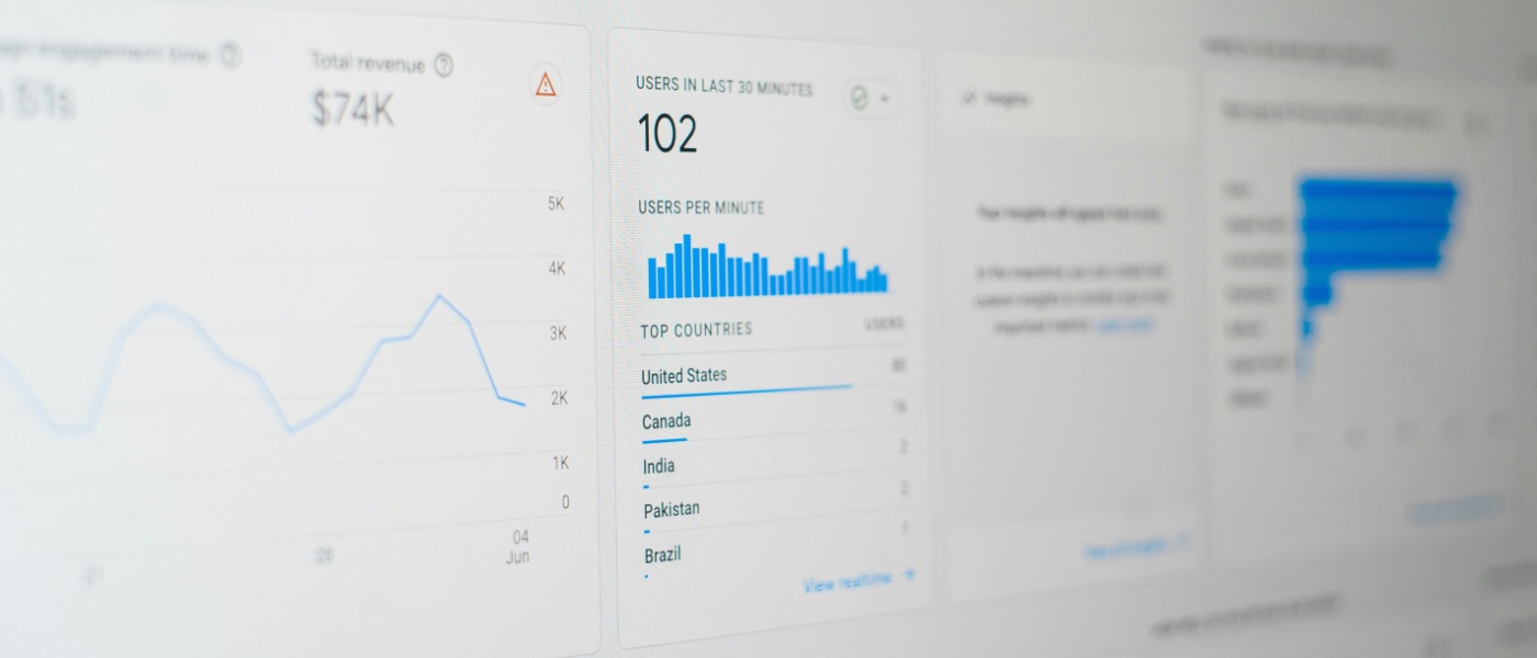 Manager optimiert Entscheidungen mit KI-gestützten Analytics
